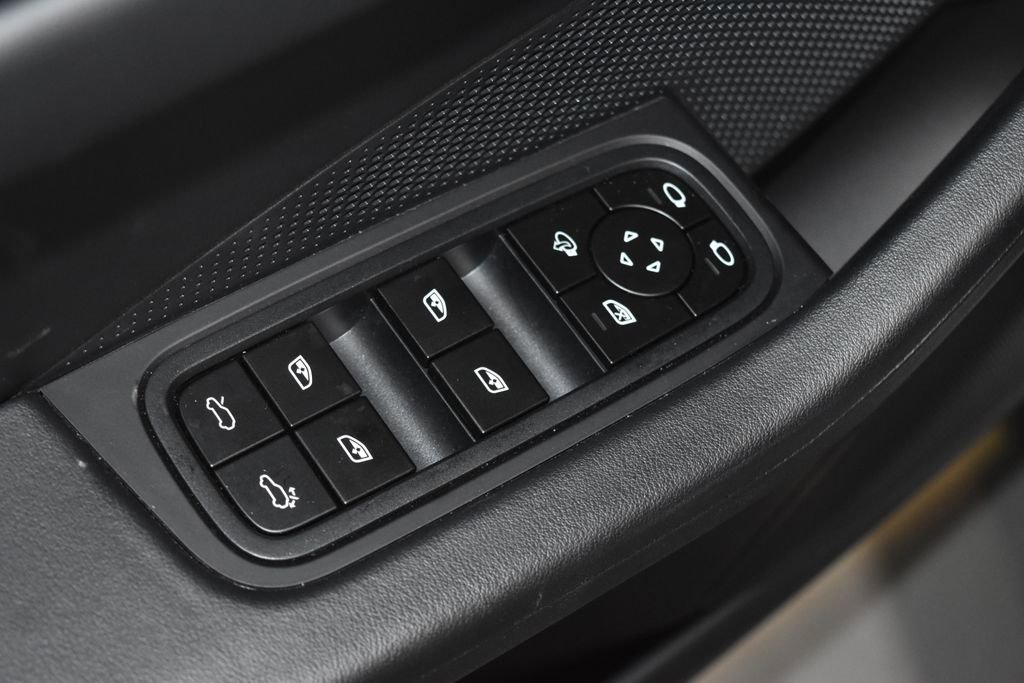 Certified 2025 Porsche Macan Electric image 9