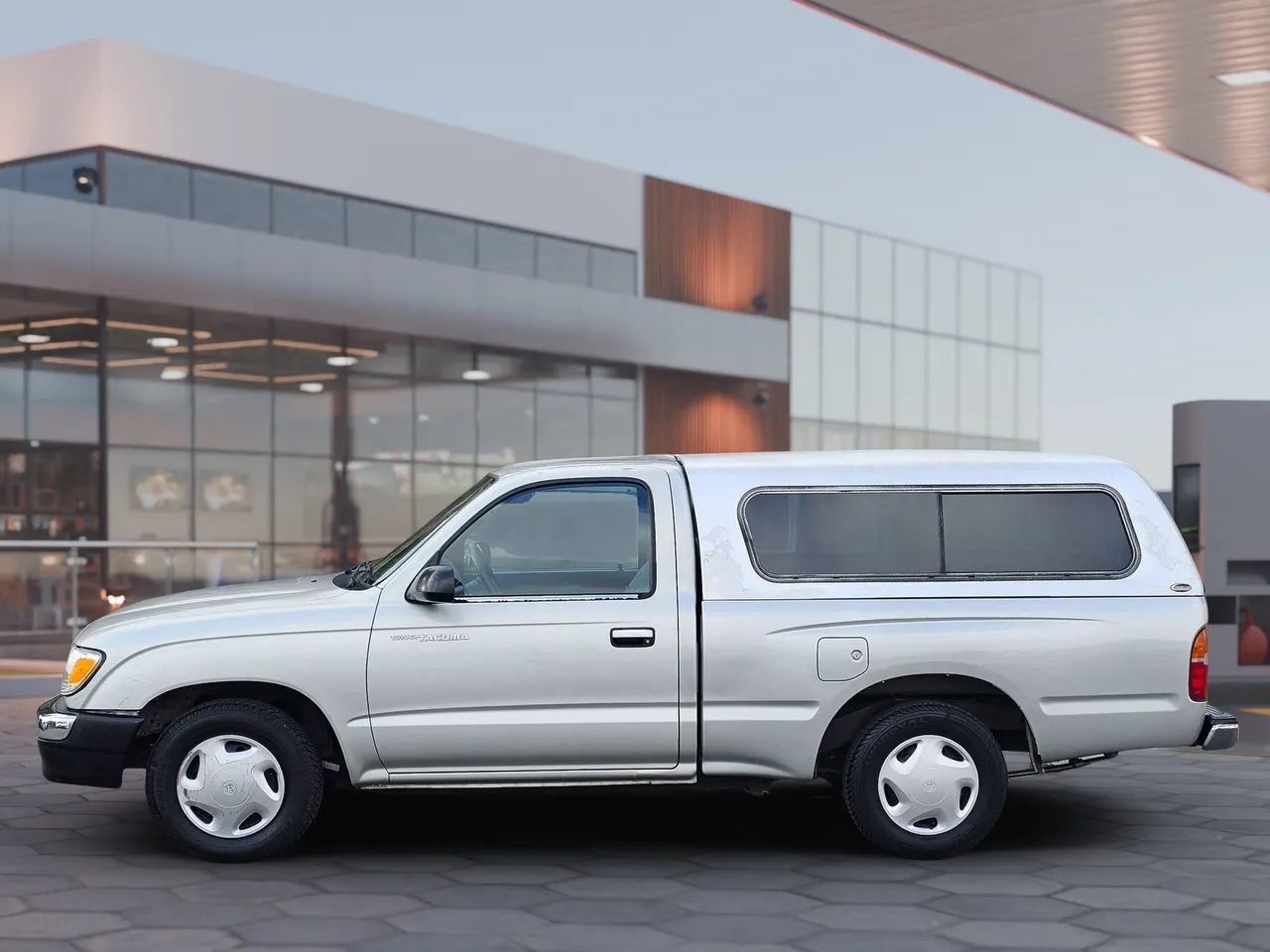 Used 2000 Toyota Tacoma 2WD Regular Cab image 3