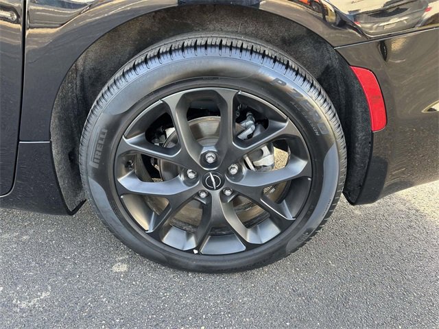 Used 2025 Chrysler Pacifica Limited image 8