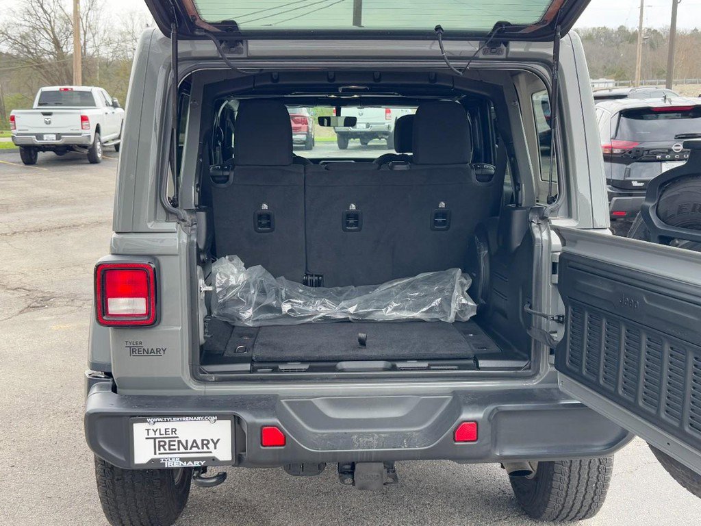Used 2021 Jeep Wrangler Unlimited Sahara w/ Uconnect 4C Nav & Sound Group image 9