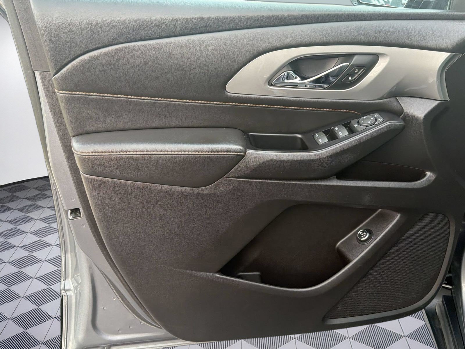 Used 2019 Chevrolet Traverse LT FWD image 13