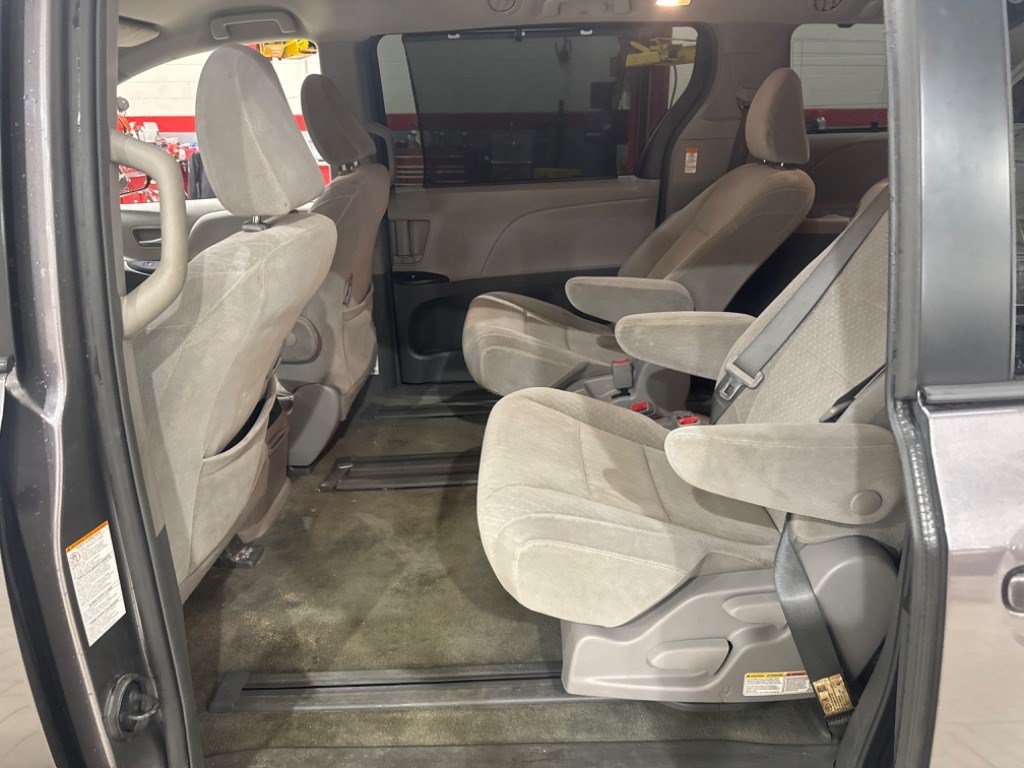 Used 2018 Toyota Sienna LE FWD image 46