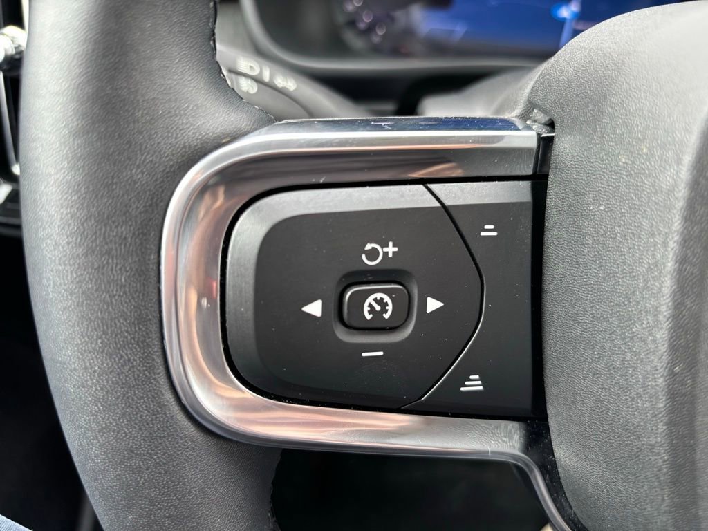 Used 2024 Volvo XC40 B5 Core image 30