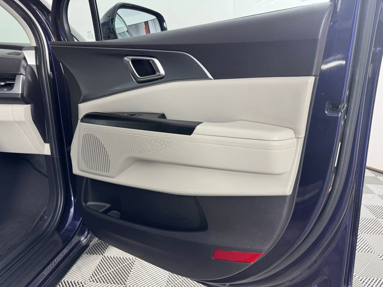 Used 2023 Kia Carnival LX image 32