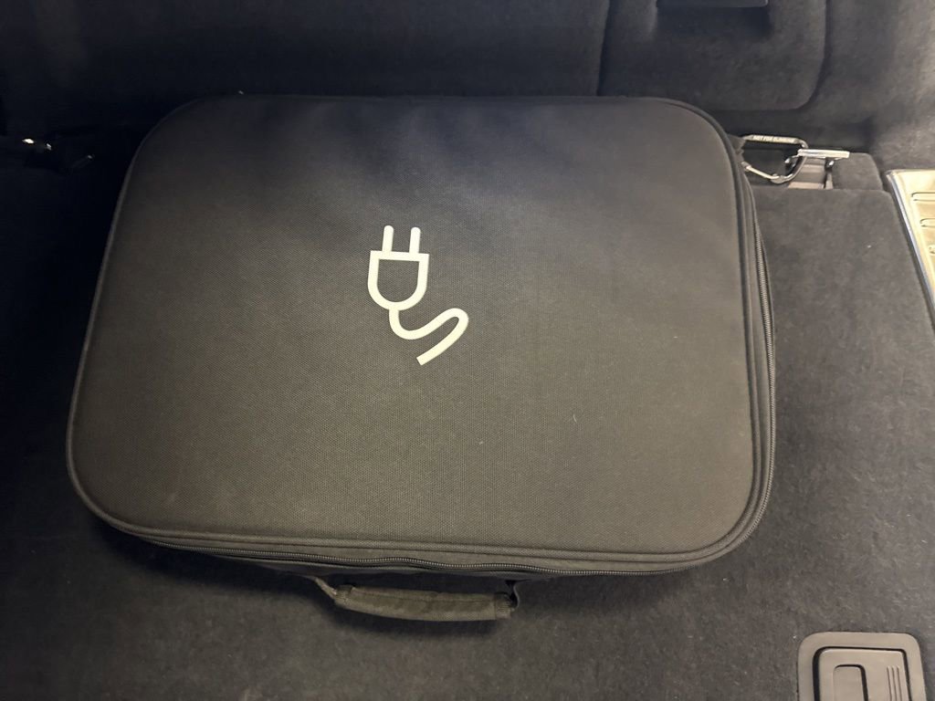 Certified 2023 Porsche Cayenne Platinum Edition image 38