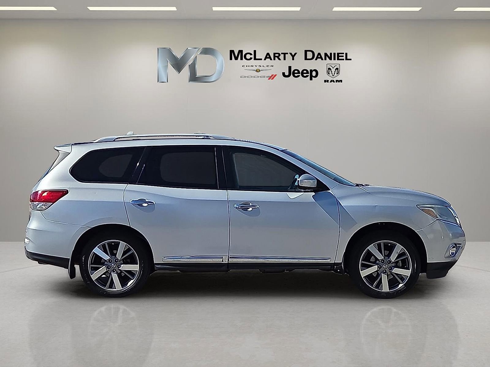 Used 2013 Nissan Pathfinder Platinum w/ Platinum Premium Pkg image 6
