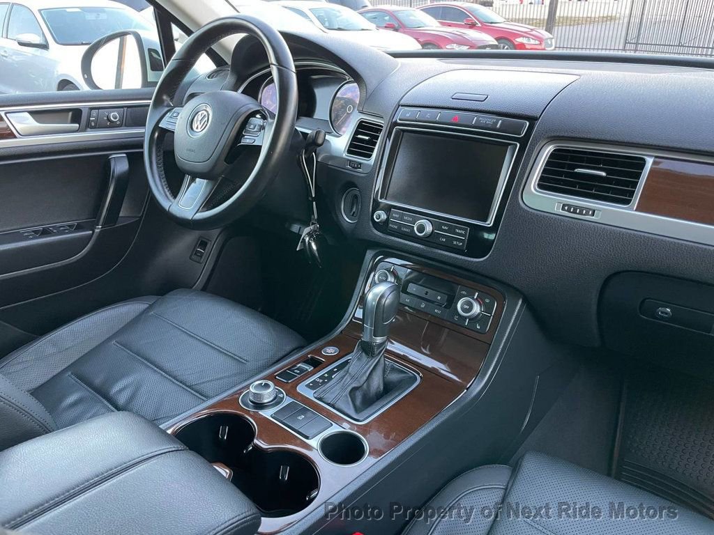 Used 2016 Volkswagen Touareg VR6 image 18