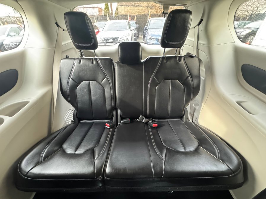 Used 2024 Chrysler Pacifica Touring-L image 14