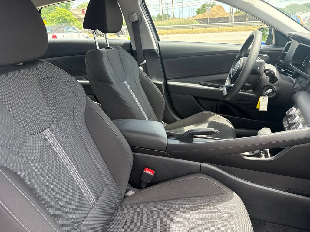 Used 2025 Hyundai Elantra SE FWD image 17