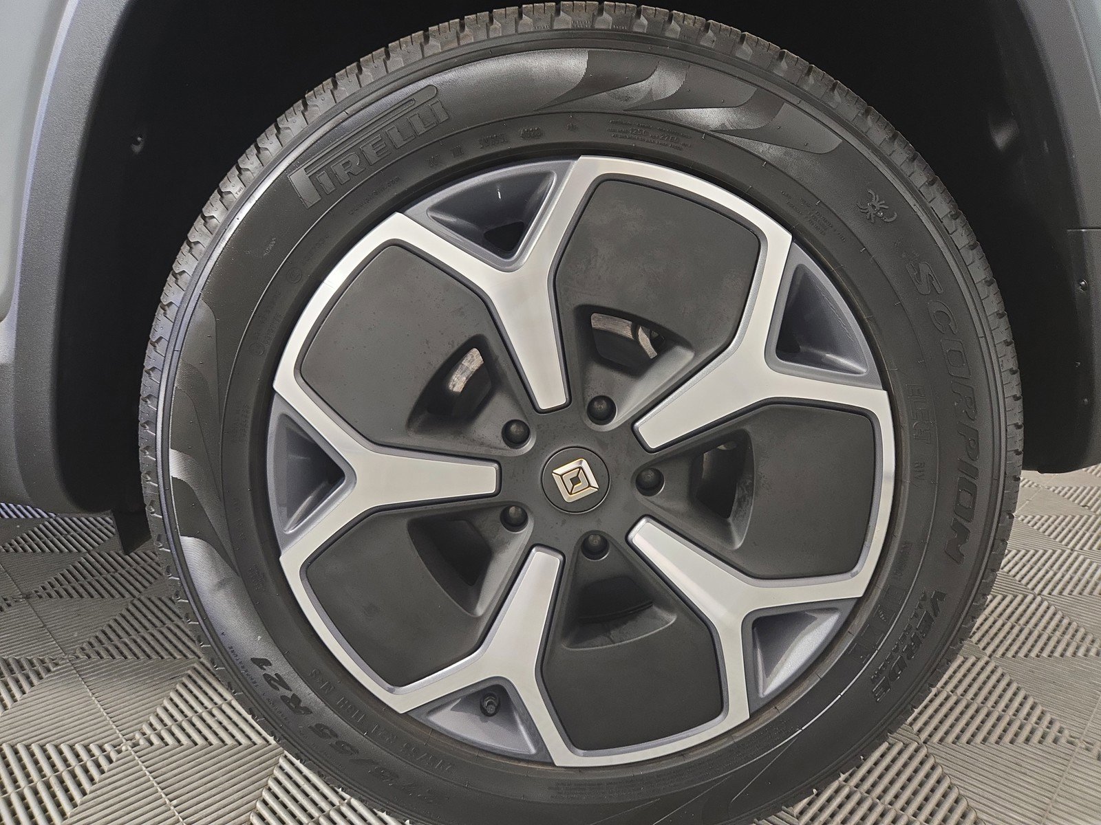 Used 2024 Rivian R1S Adventure image 10