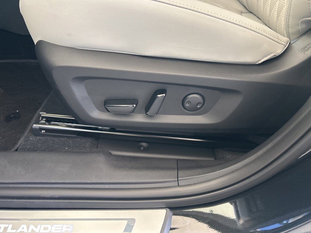 New 2025 Mitsubishi Outlander AWD image 44