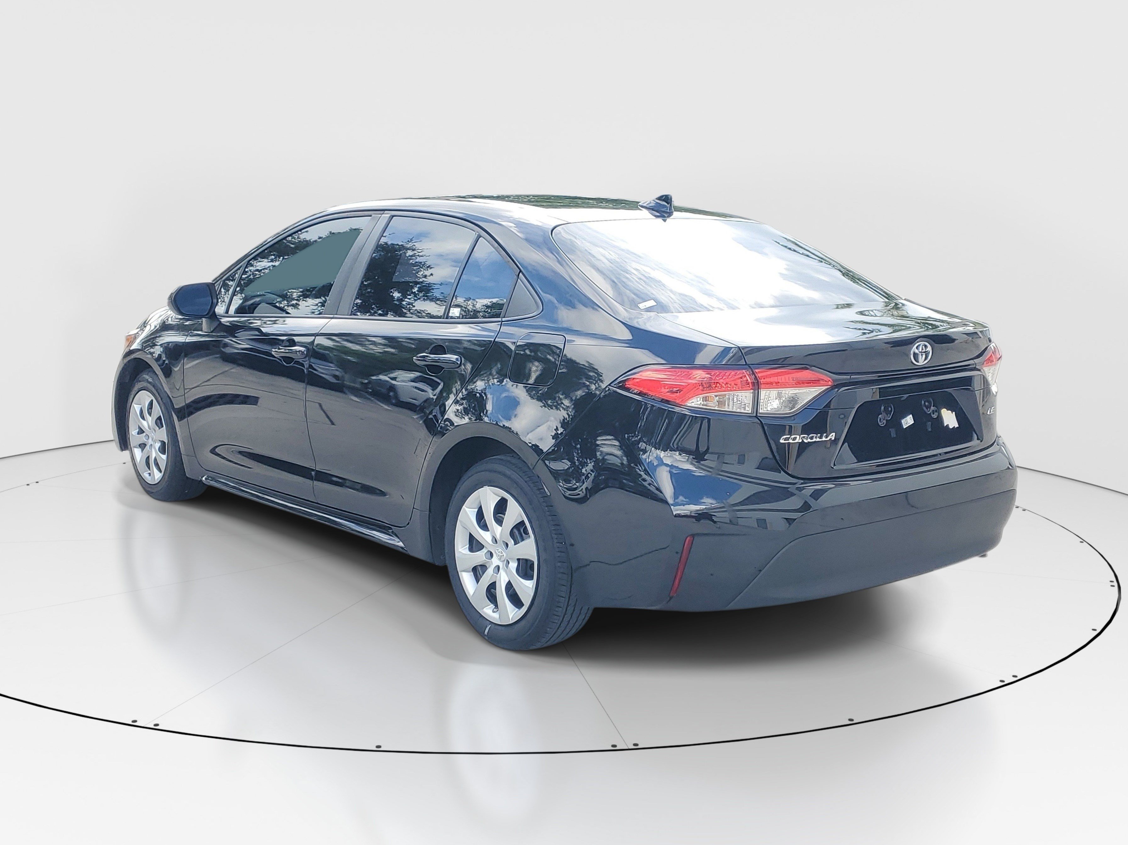 Used 2023 Toyota Corolla LE FWD image 5
