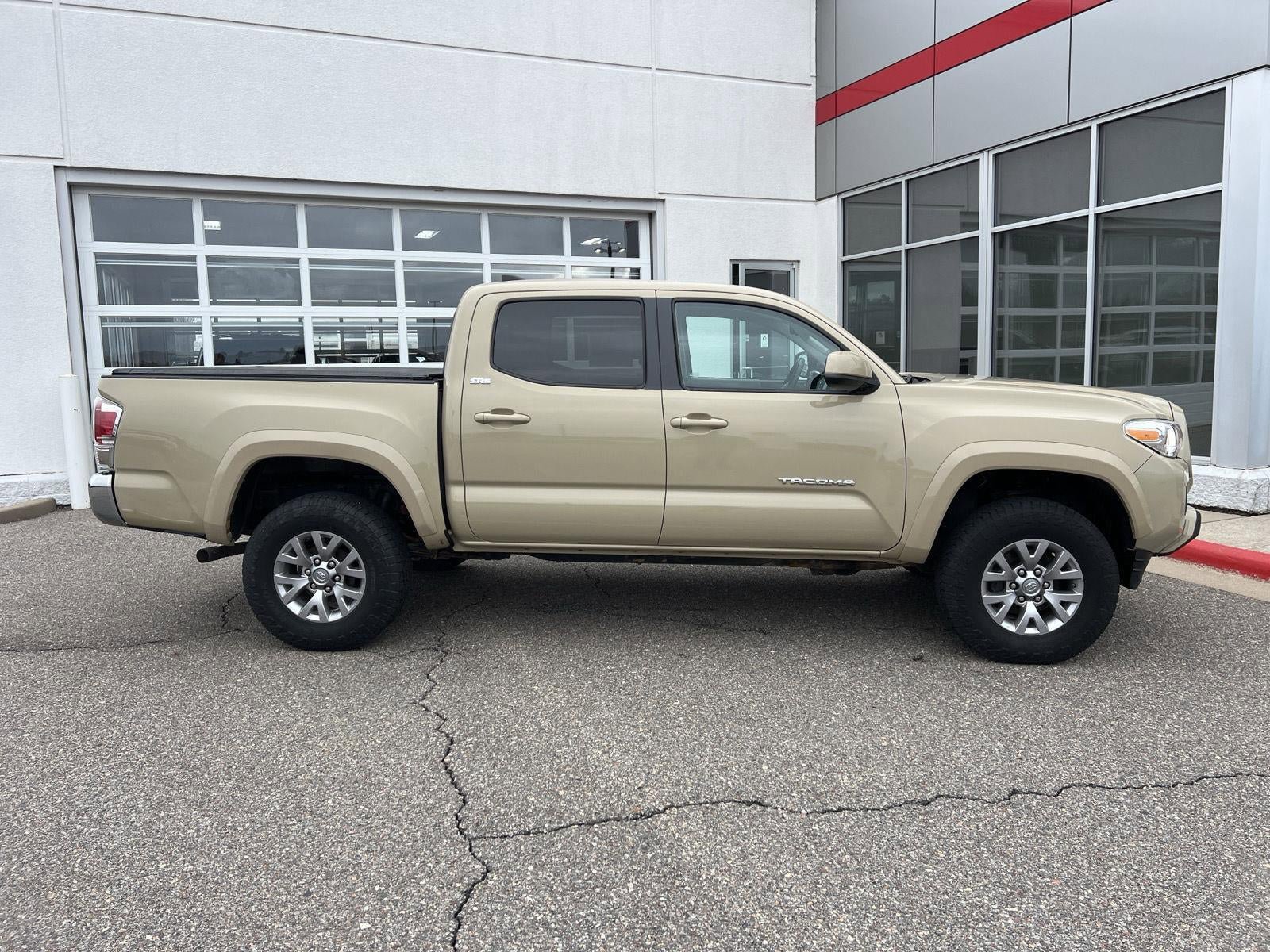 Used 2016 Toyota Tacoma SR5 w/ SR5 Appearance Package (SN) AWD/4WD image 8