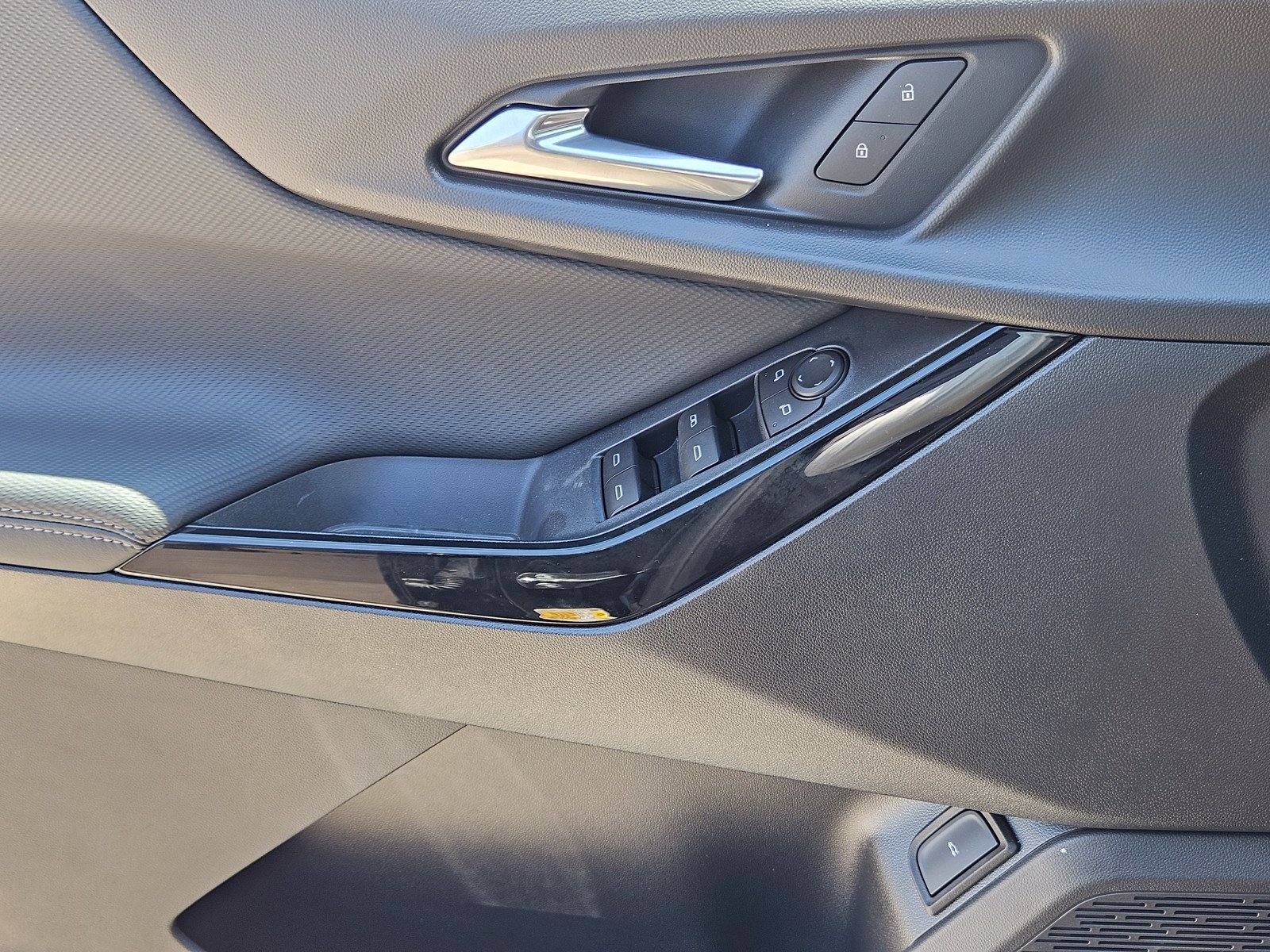 New 2026 Chevrolet Equinox LT w/ Convenience Package II FWD image 16
