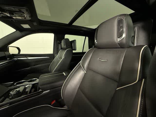 Used 2026 Cadillac Escalade Luxury AWD/4WD image 17