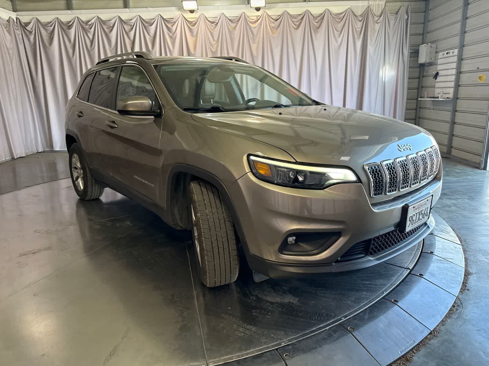 Used 2019 Jeep Cherokee Latitude Plus w/ Comfort/Convenience Group FWD image 3