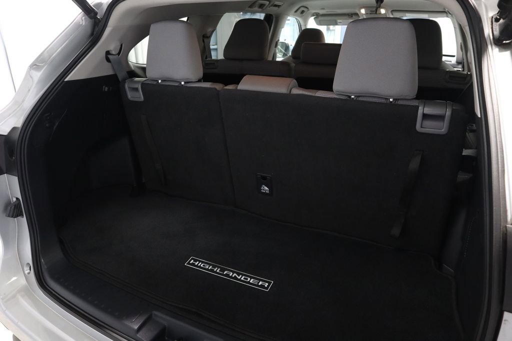 Used 2021 Toyota Highlander LE image 15