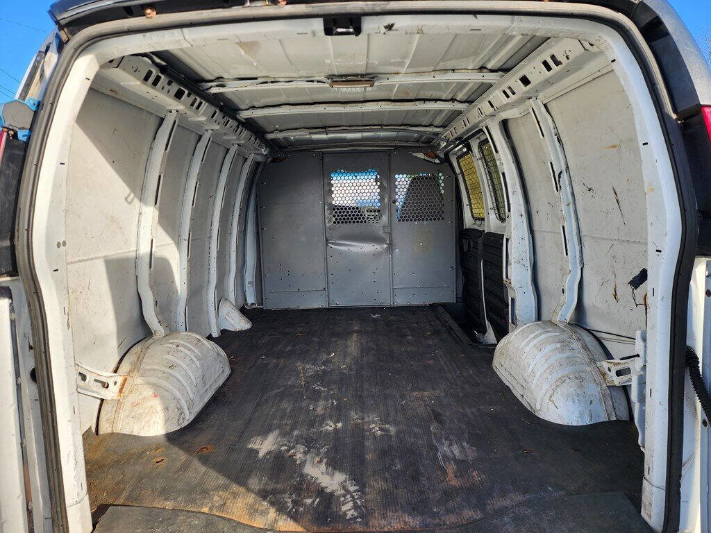 Used 2008 Chevrolet Express 2500 image 17