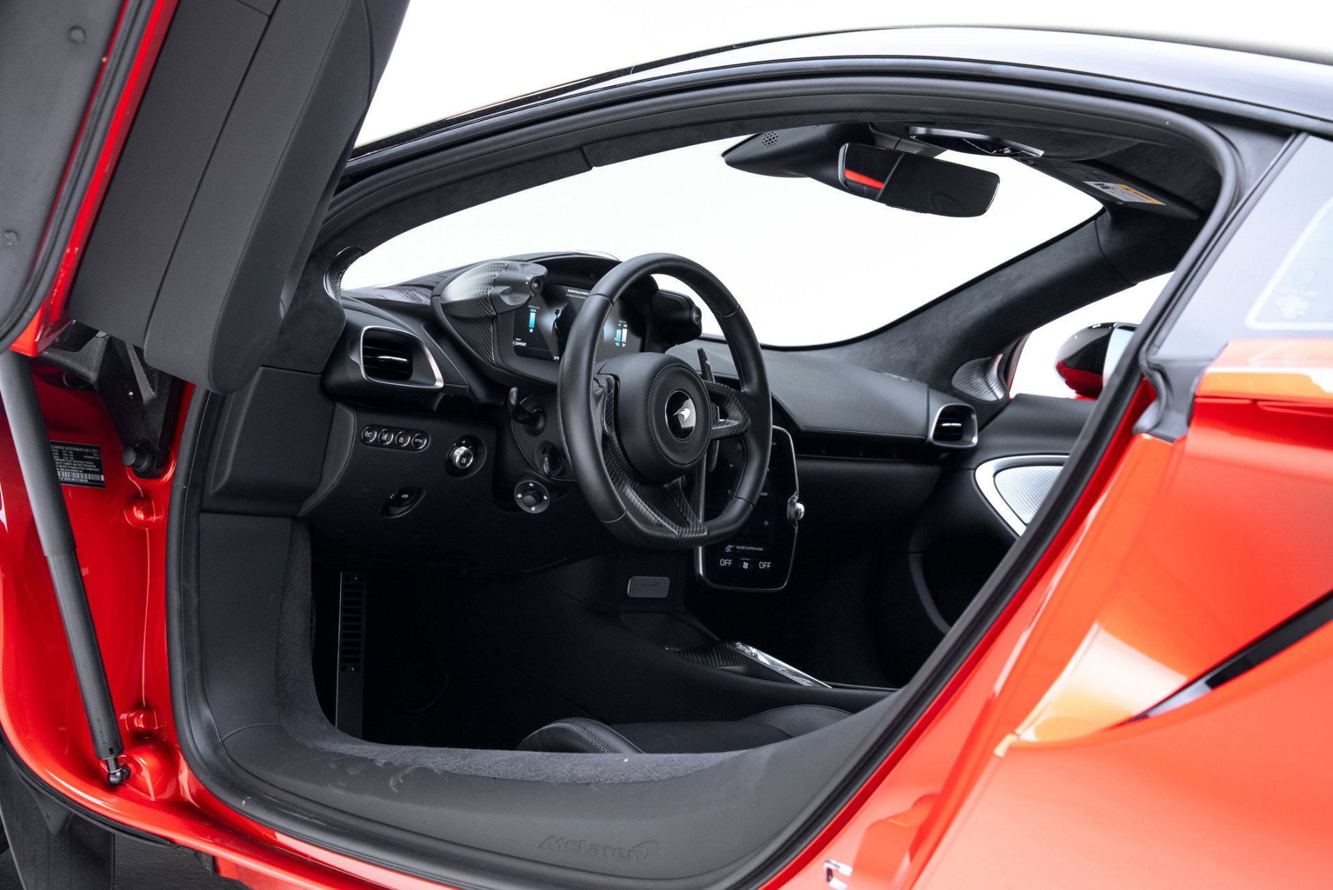 Used 2024 McLaren Artura image 2