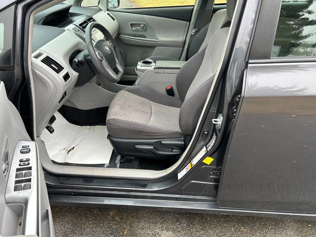 Used 2017 Toyota Prius V Two w/ Carpet Mat Package image 14