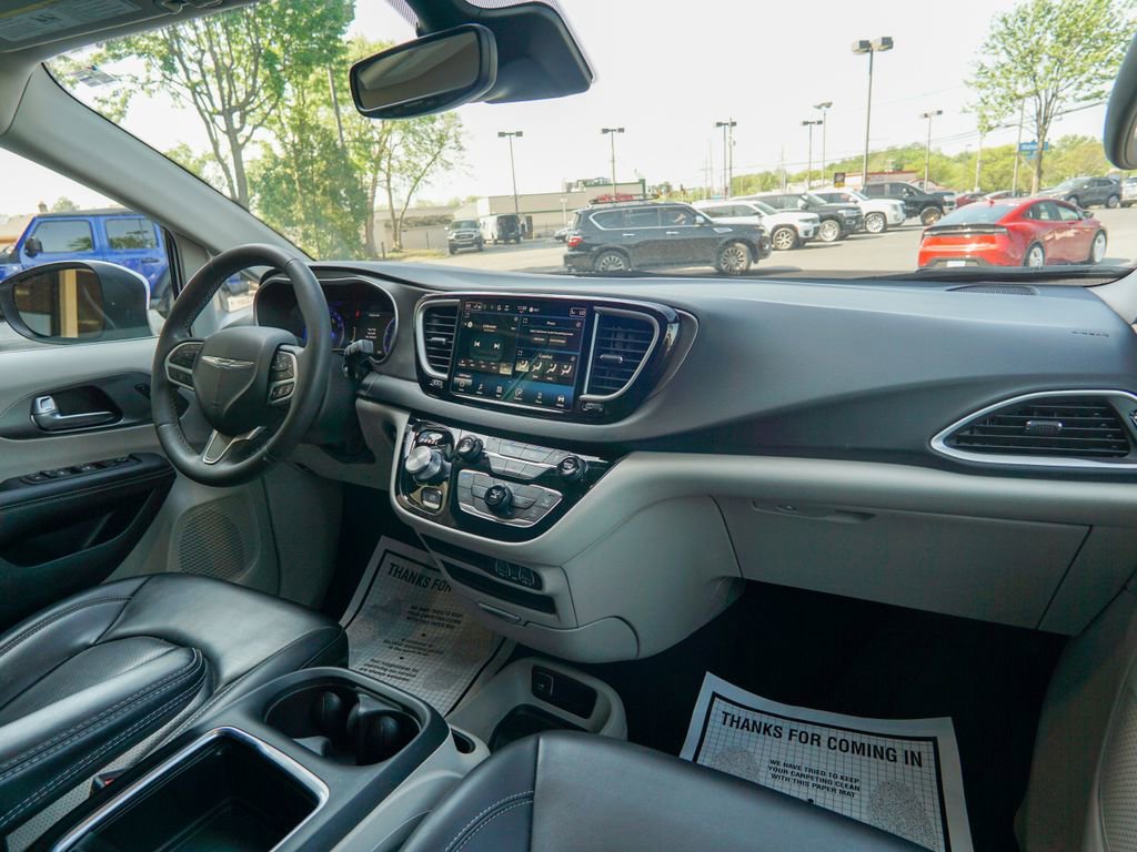 Used 2023 Chrysler Pacifica Touring-L FWD image 14