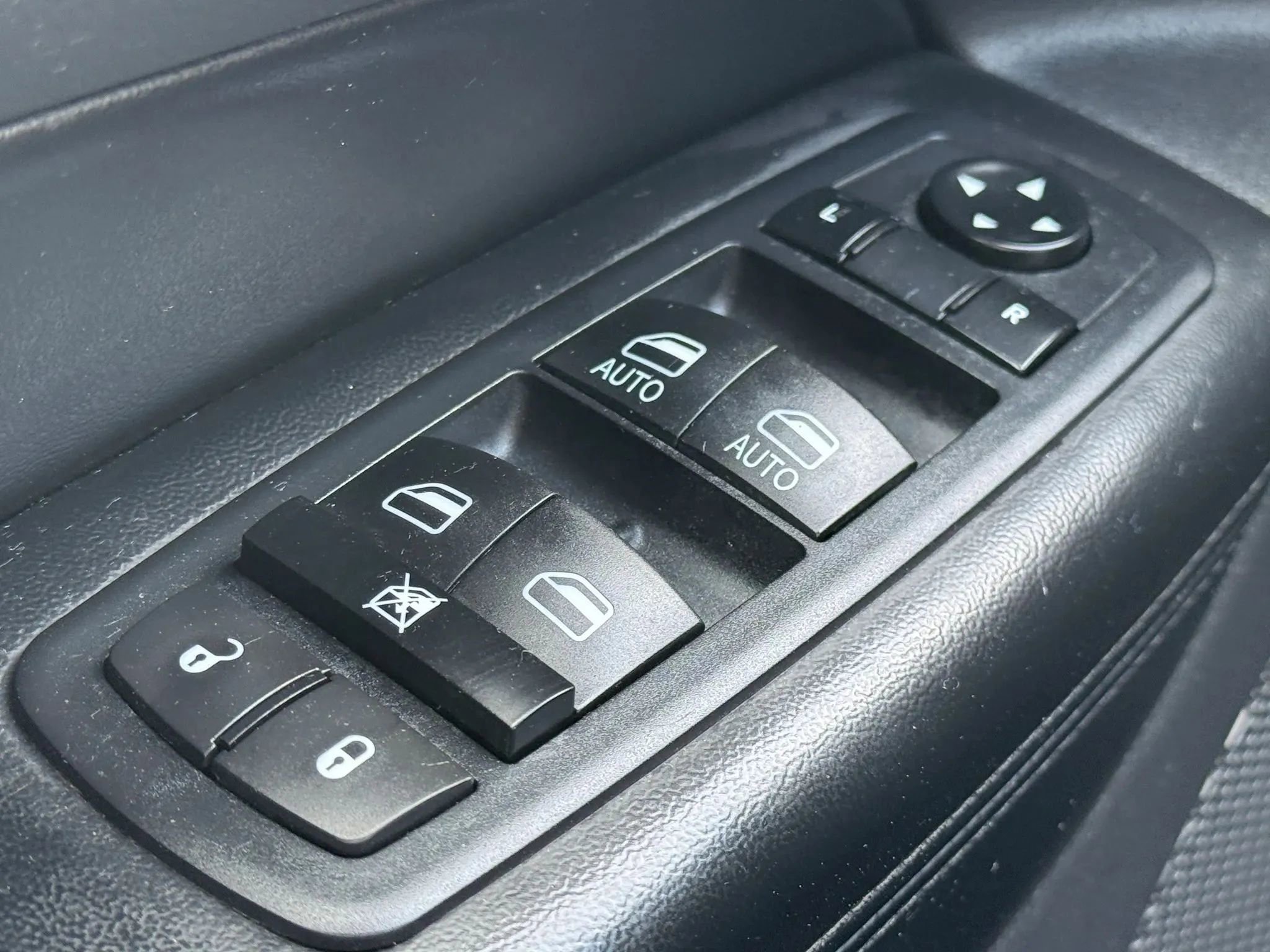 Used 2011 Jeep Grand Cherokee Limited w/ Luxury Group II image 24