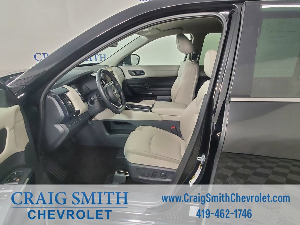 Used 2025 Nissan Pathfinder SV FWD image 10