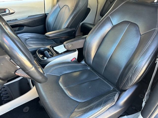 Used 2020 Chrysler Pacifica Touring-L w/ Tire & Wheel Group image 14