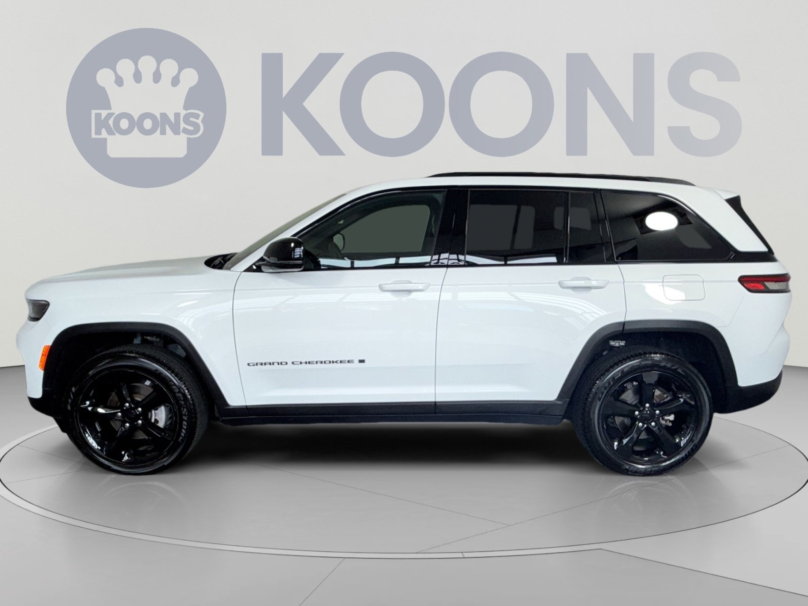 Used 2025 Jeep Grand Cherokee Altitude AWD/4WD image 2