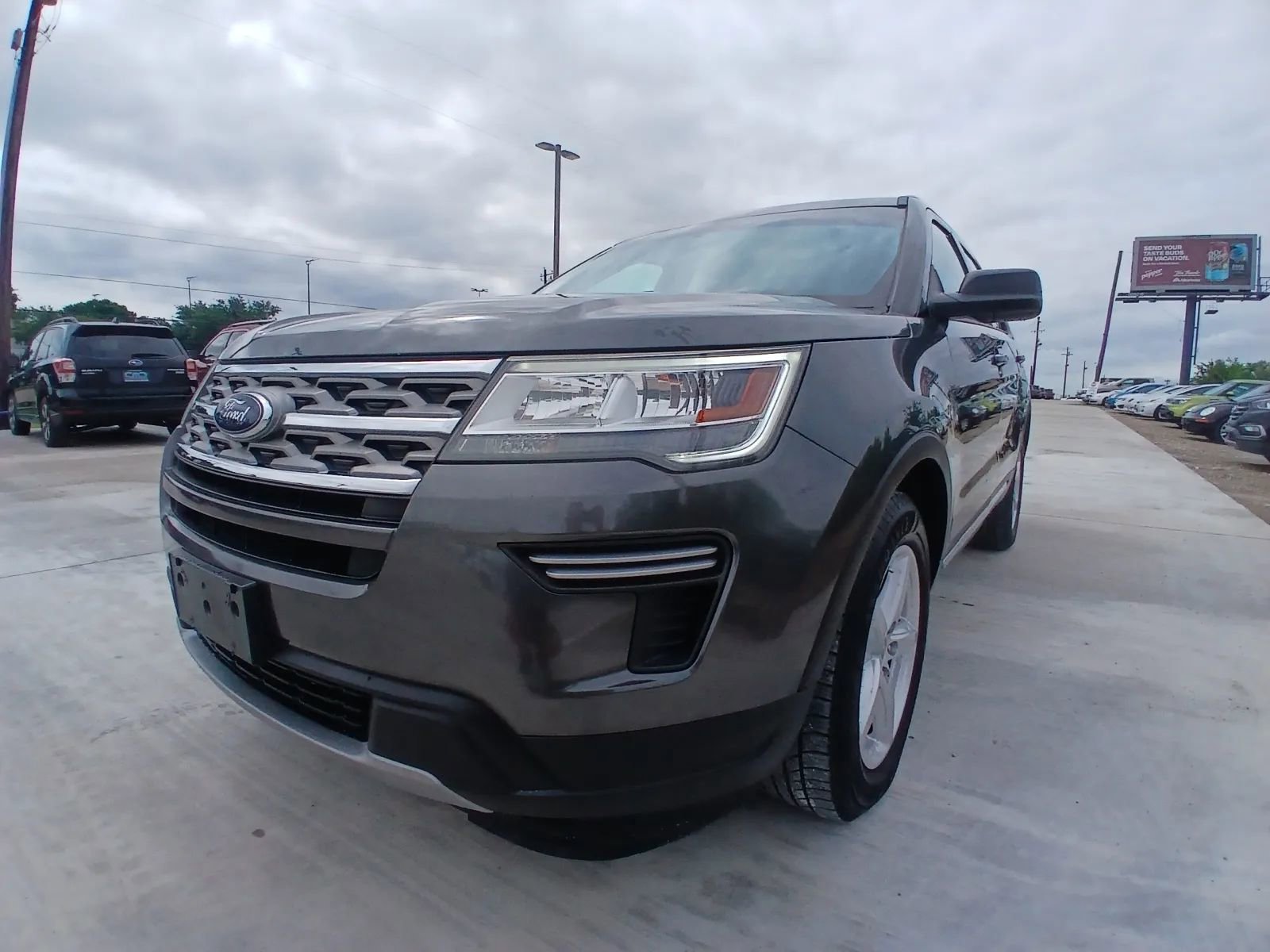 Used 2018 Ford Explorer XLT FWD image 1