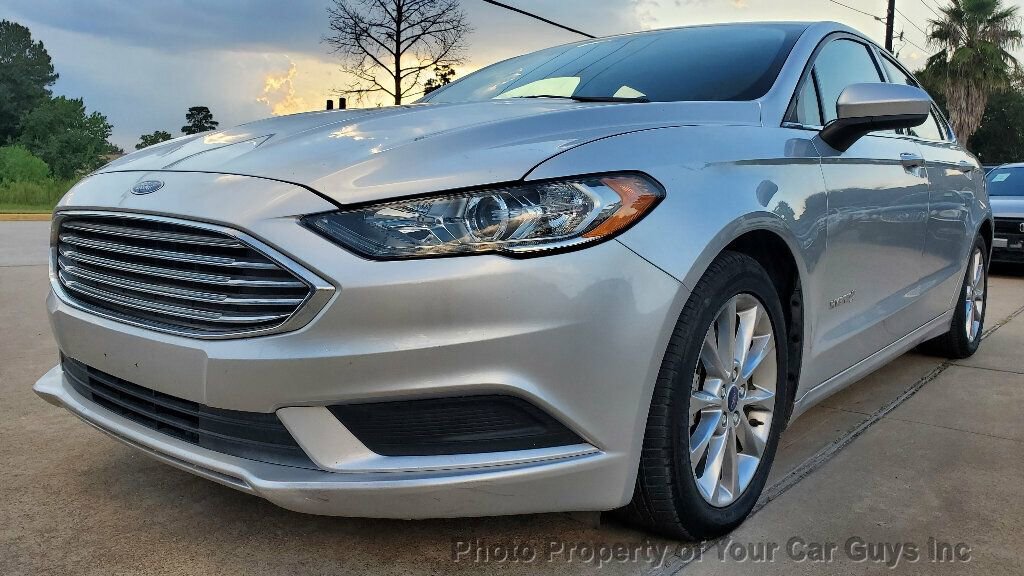 Used 2017 Ford Fusion SE image 2