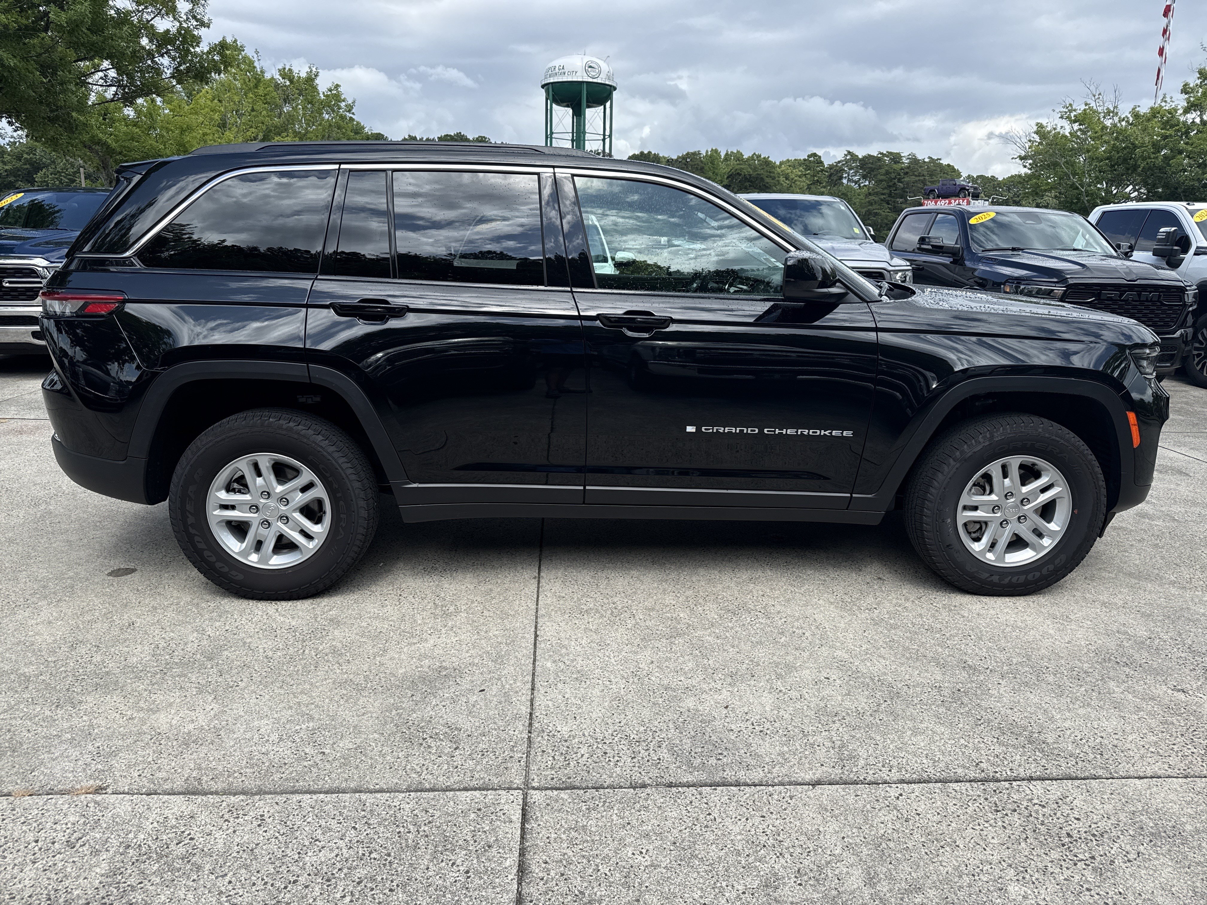 Used 2025 Jeep Grand Cherokee Laredo RWD image 8