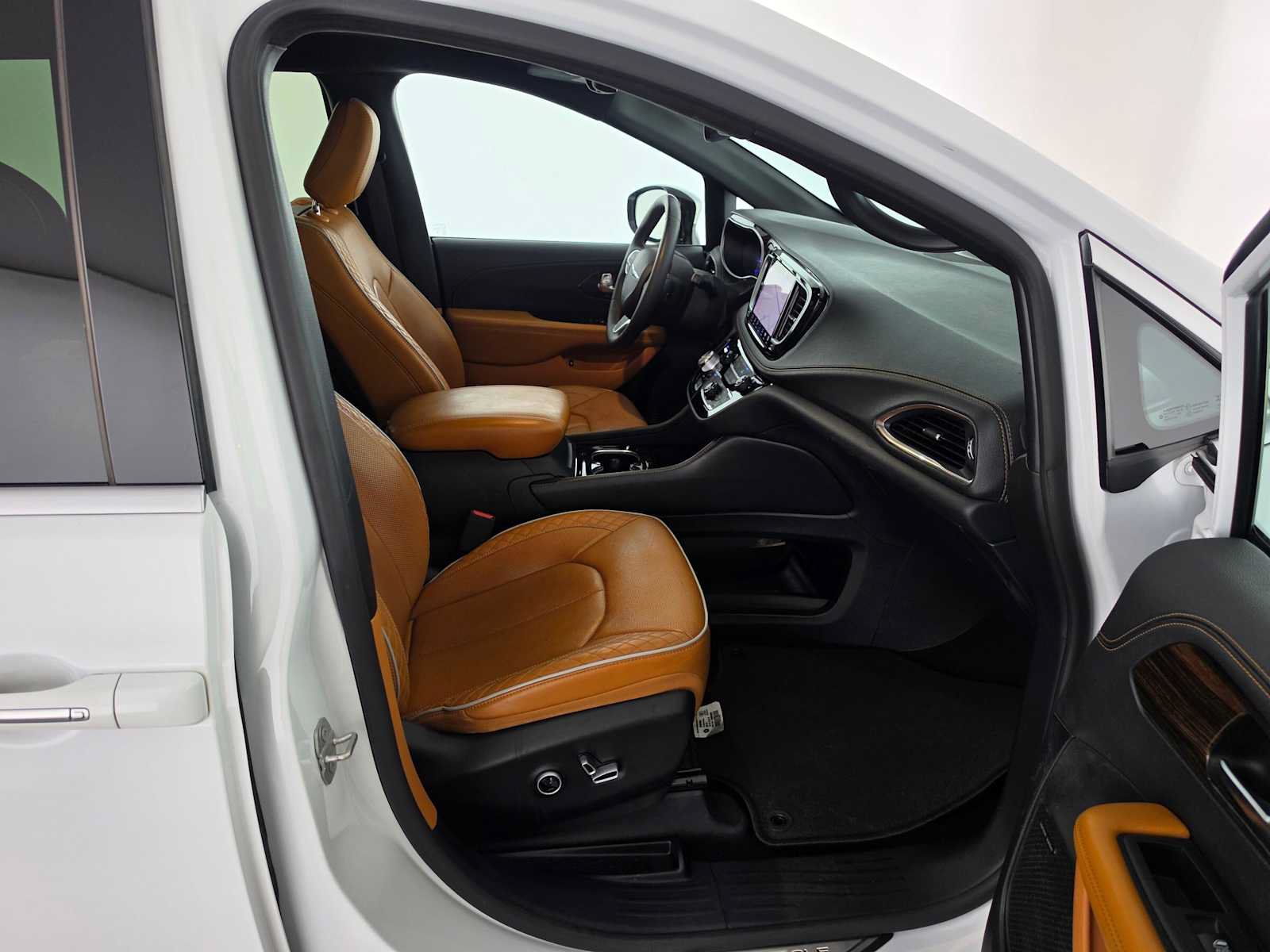 Used 2023 Chrysler Pacifica Pinnacle FWD image 10