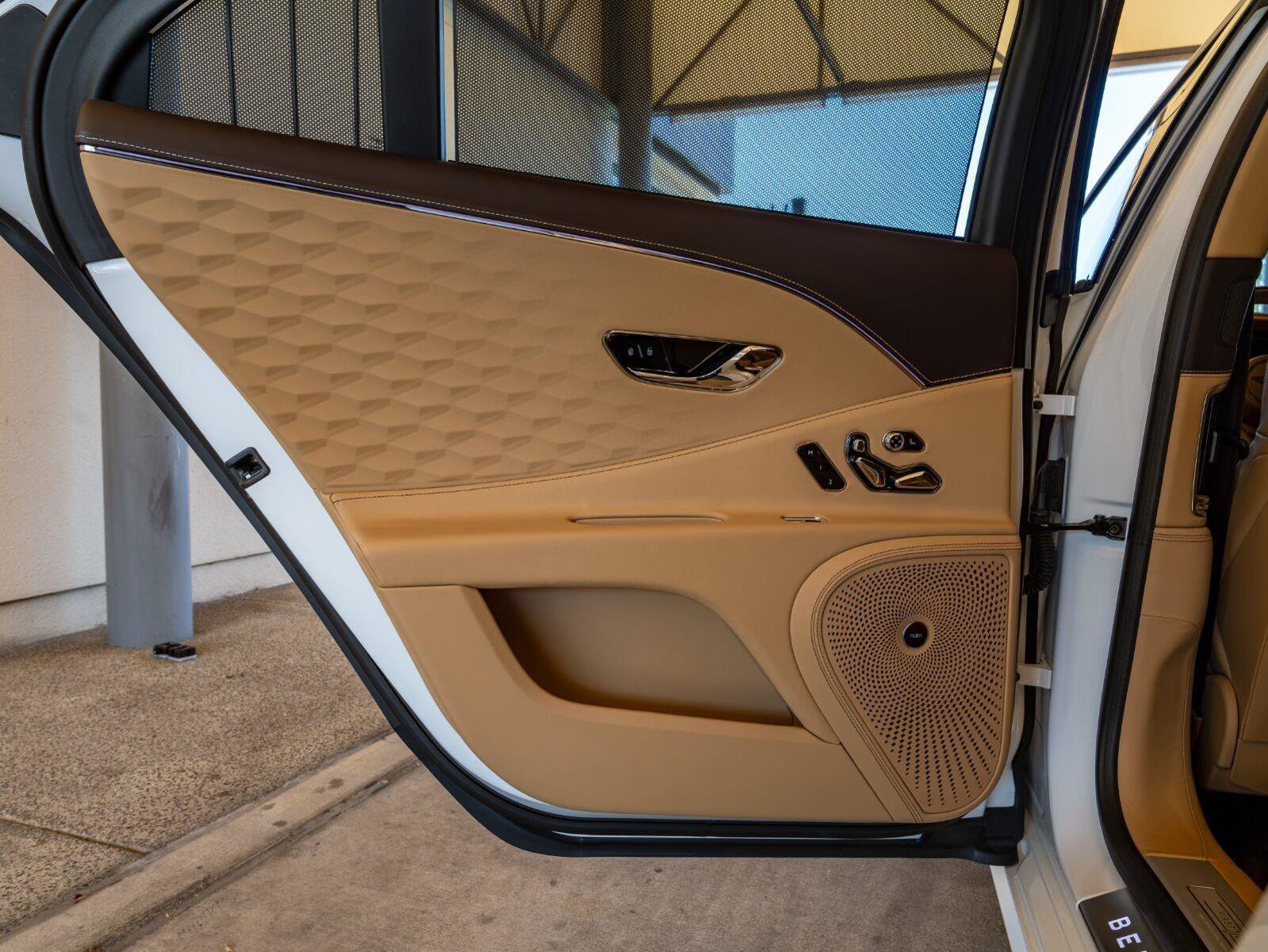 Used 2025 Bentley Flying Spur Plug-In Hybrid AWD/4WD image 22