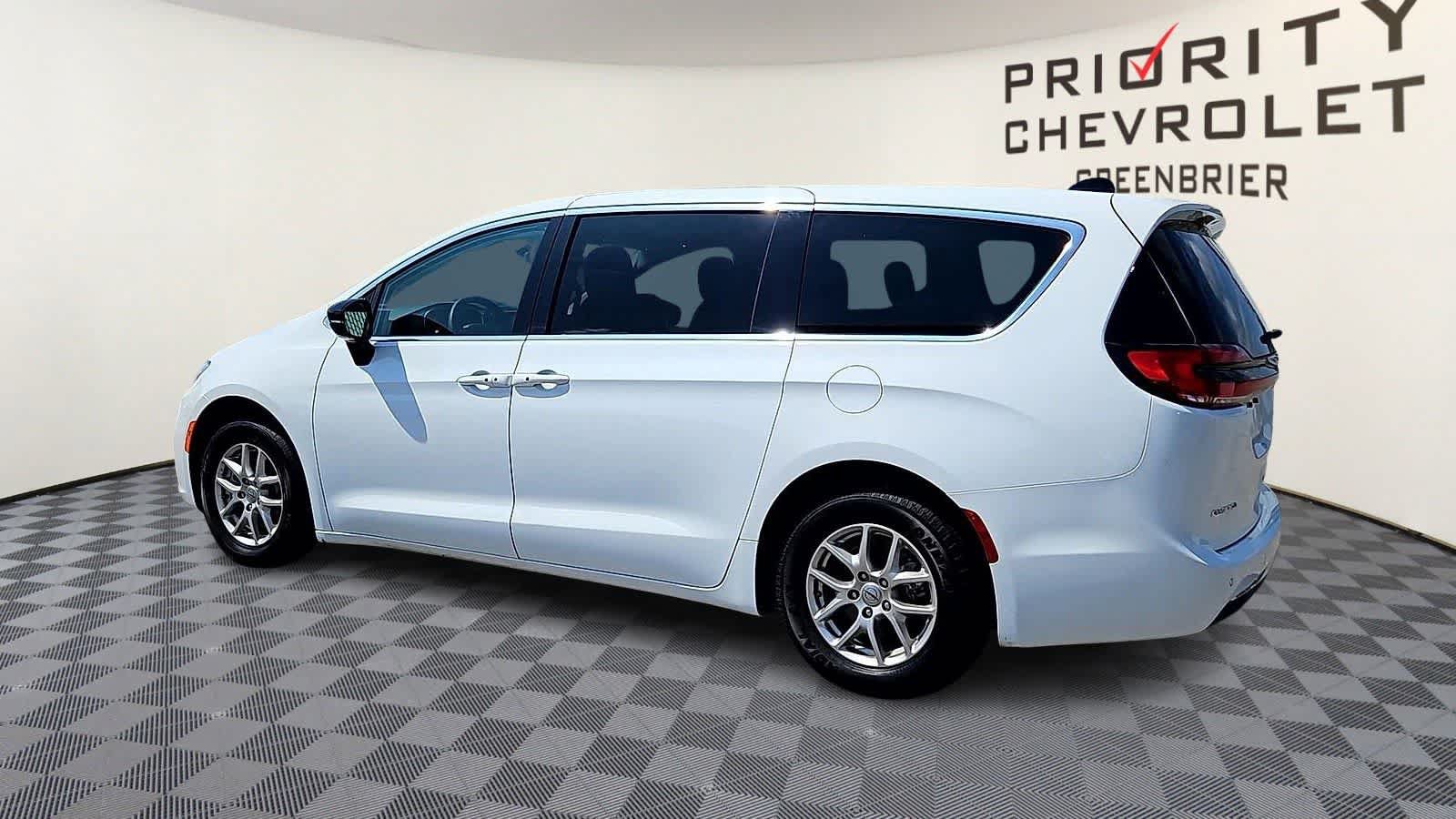 Used 2024 Chrysler Pacifica Touring-L FWD image 6