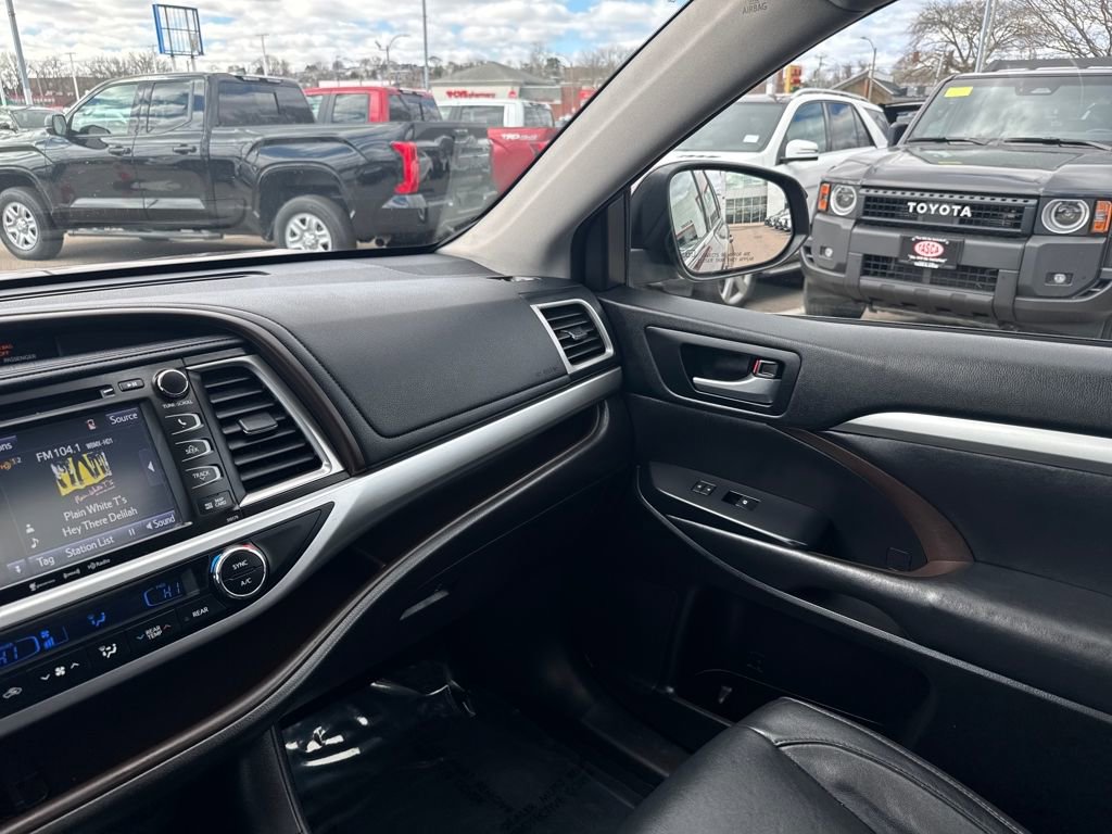 Used 2018 Toyota Highlander XLE image 29