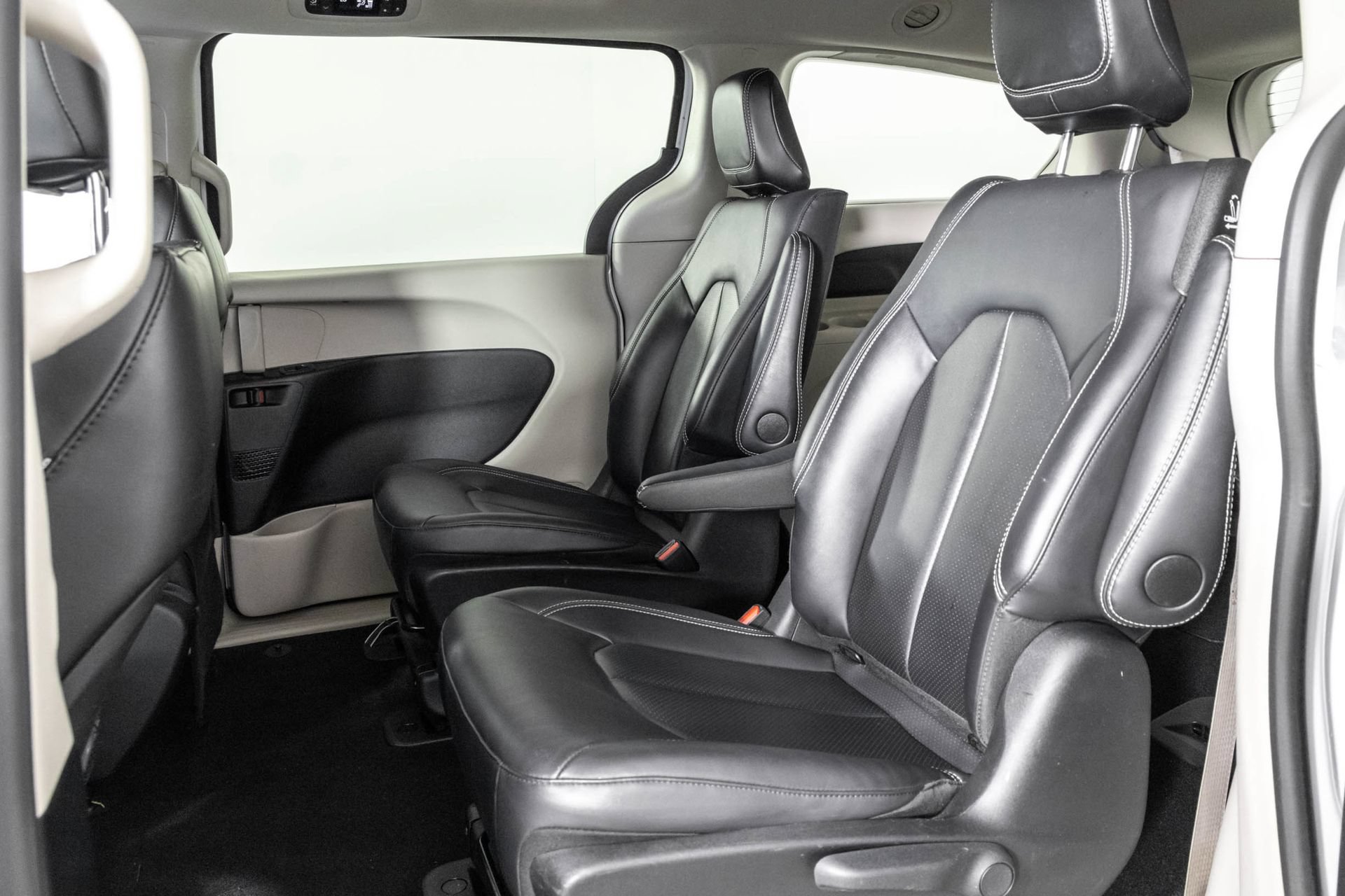 Used 2024 Chrysler Pacifica Limited FWD image 37