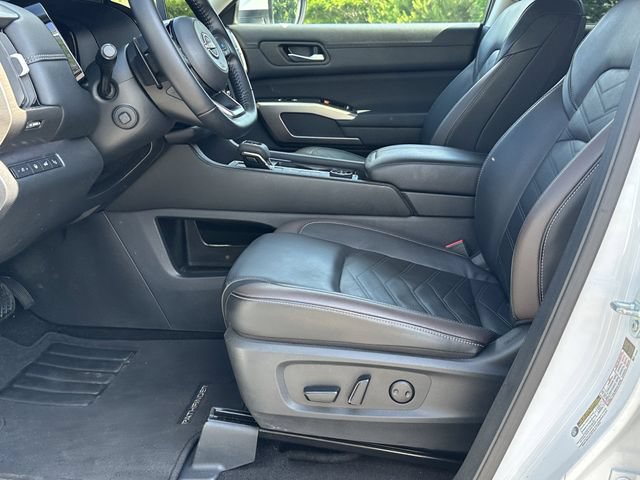 Certified 2025 Nissan Pathfinder Platinum AWD/4WD image 11