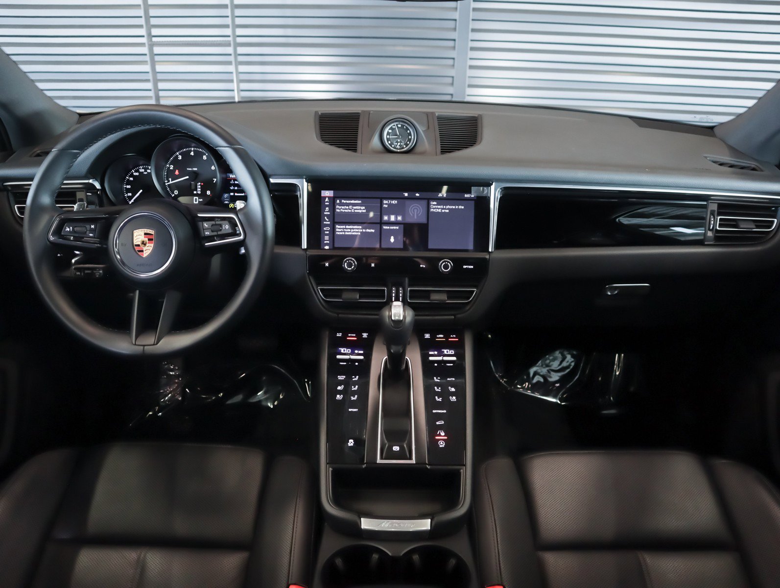 Certified 2023 Porsche Macan AWD/4WD image 11