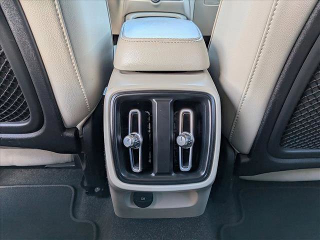 Used 2022 Volvo XC40 T4 Momentum image 16