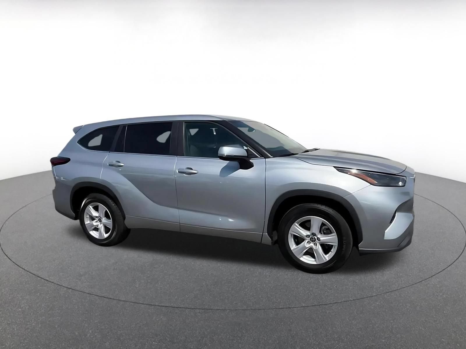 Used 2025 Toyota Highlander LE FWD video 2