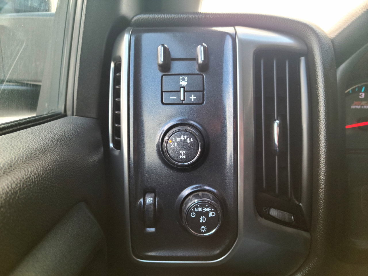 Used 2018 Chevrolet Silverado 1500 LT w/ All Star Edition image 10