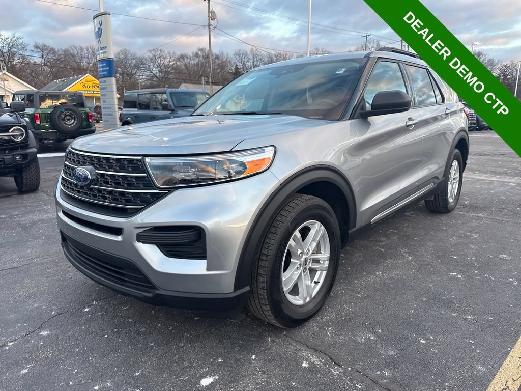 Used 2023 Ford Explorer XLT AWD/4WD image 2