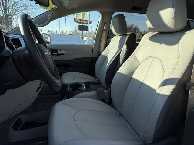 Certified 2017 Chrysler Pacifica Touring-L image 11