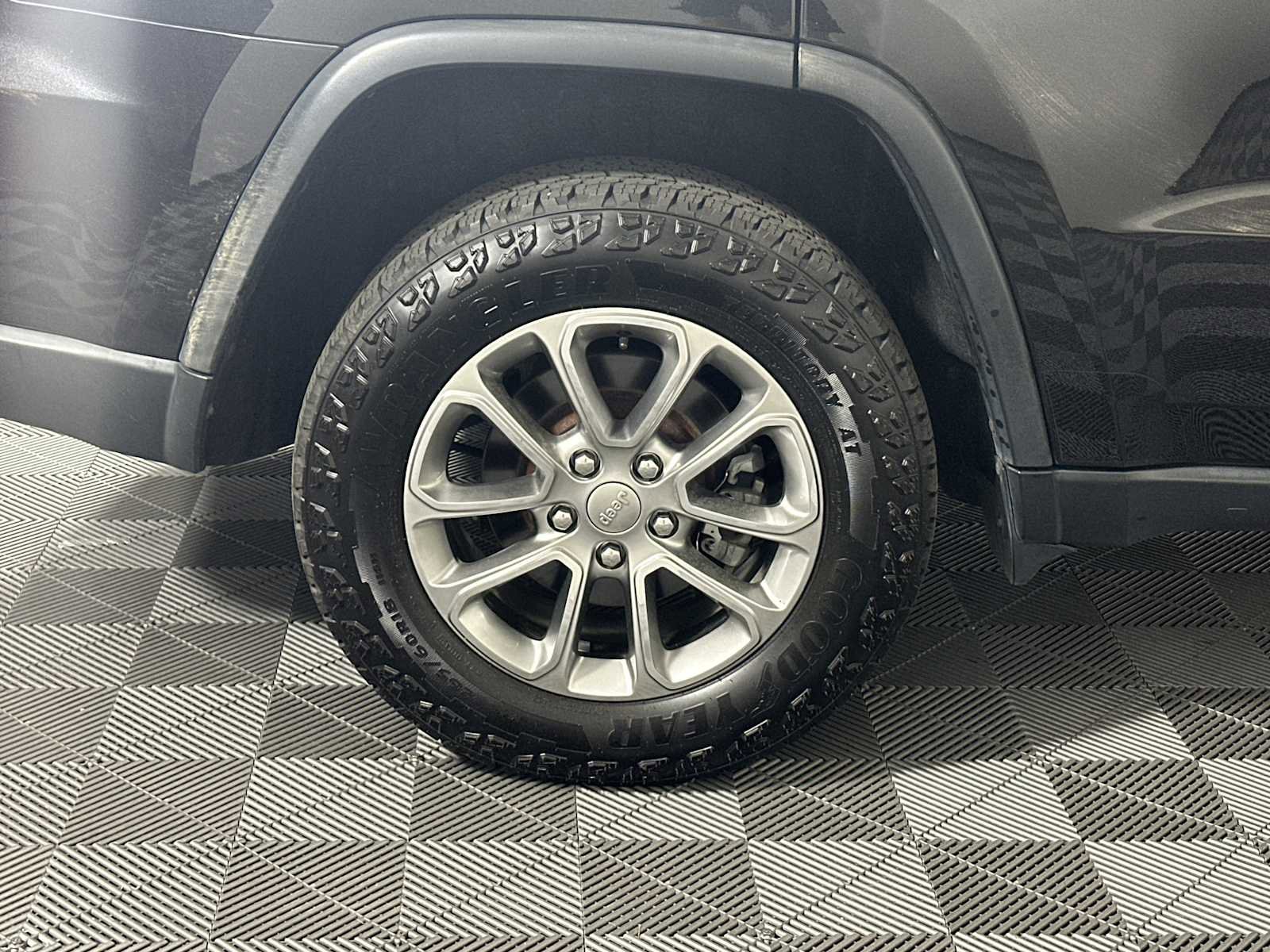 Used 2016 Jeep Grand Cherokee Limited w/ Trailer Tow Group IV AWD/4WD image 18
