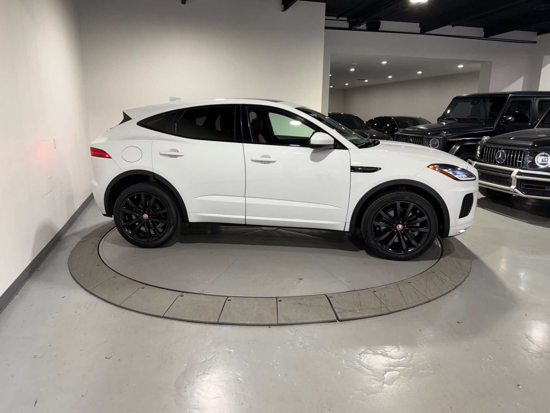 Used 2019 Jaguar E-PACE R-Dynamic SE image 10
