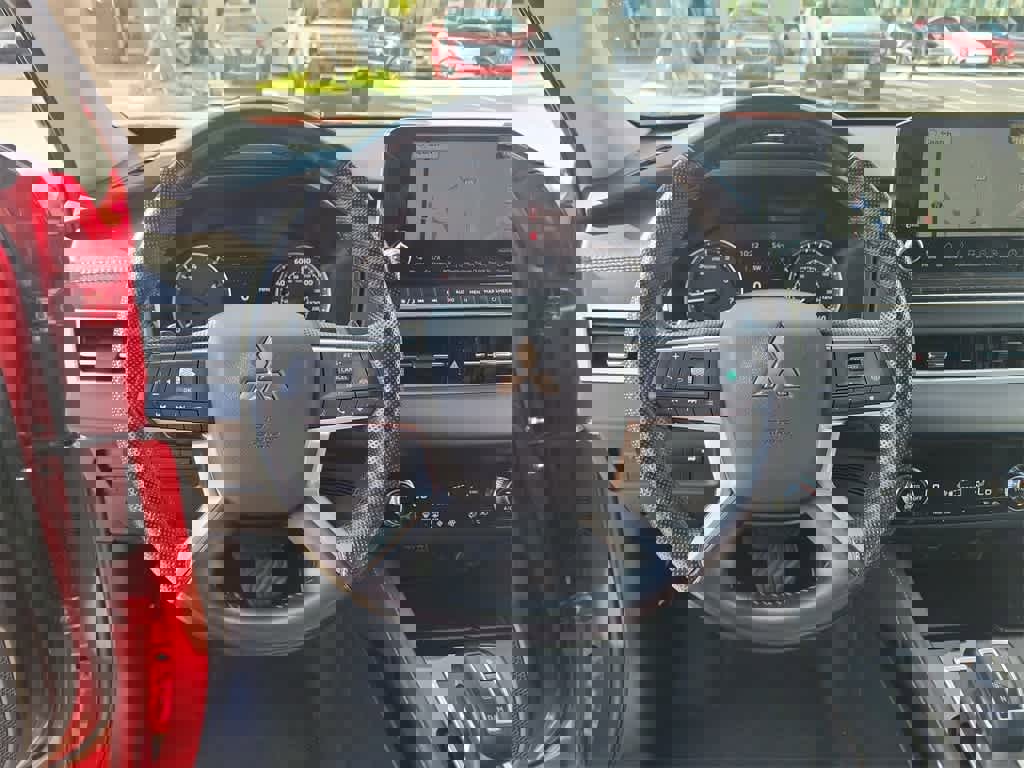 Used 2024 Mitsubishi Outlander SE image 25