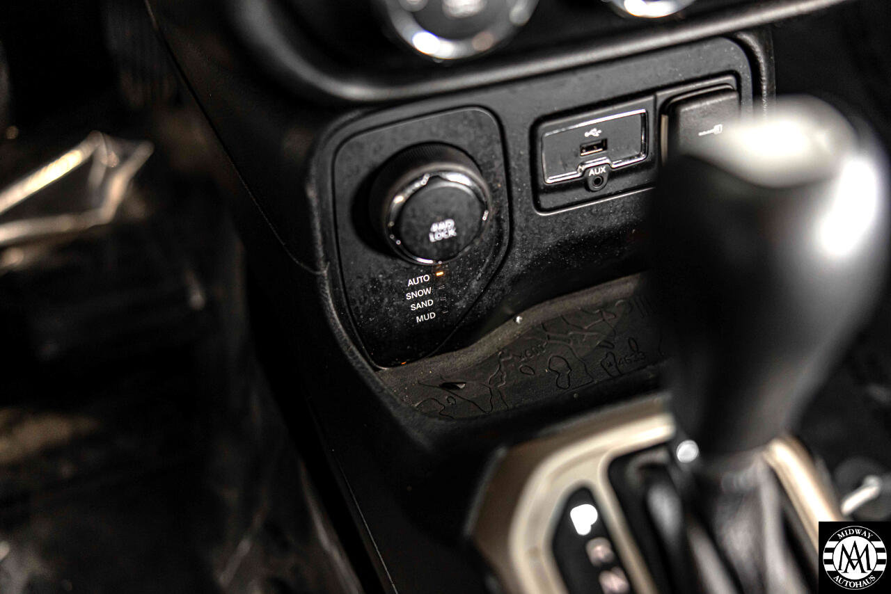 Used 2015 Jeep Renegade Latitude w/ Cold Weather Group II image 25