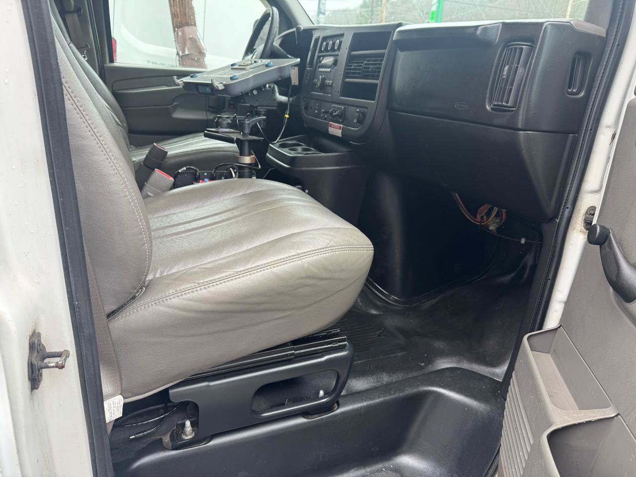 Used 2008 Chevrolet Express 3500 RWD image 15