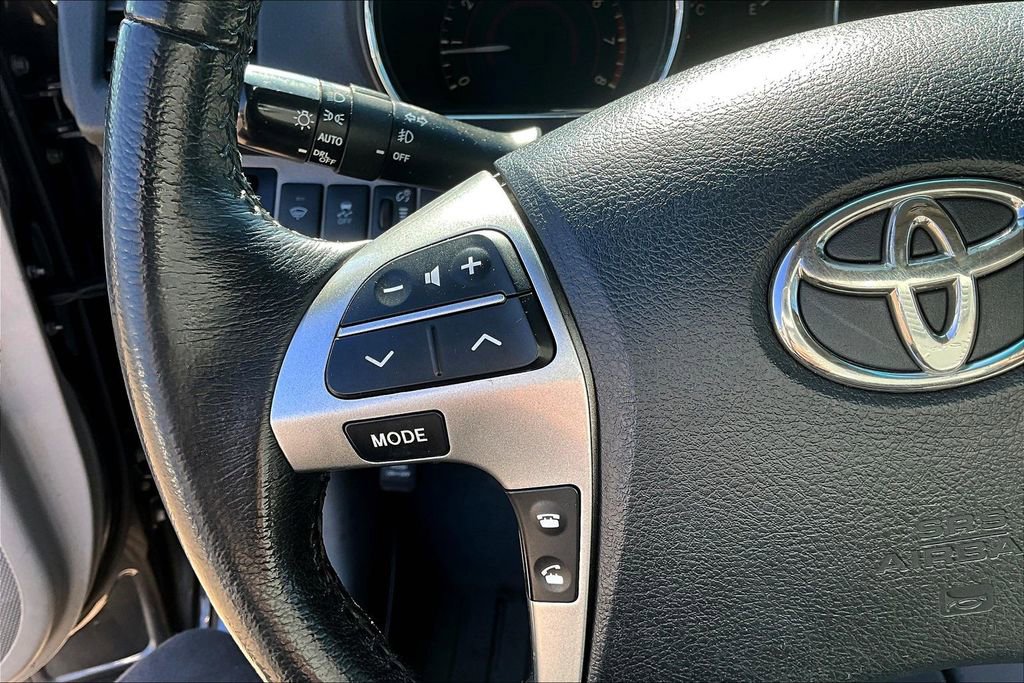 Used 2012 Toyota Highlander SE w/ Tow Pkg image 11